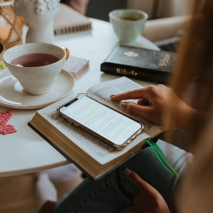 Lecture de la Bible avec smartphone – méditation chrétienne et croissance spirituelle