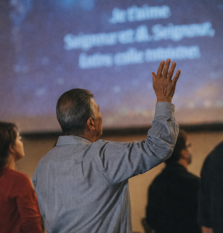 Louange chrétienne – moment de prière et de connexion avec Dieu Louange chrétienne avec personnes en prière levant les mains dans une église