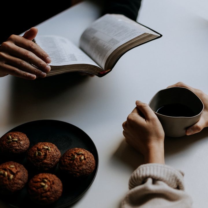 Lecture de la Bible avec smartphone – méditation chrétienne et croissance spirituelle