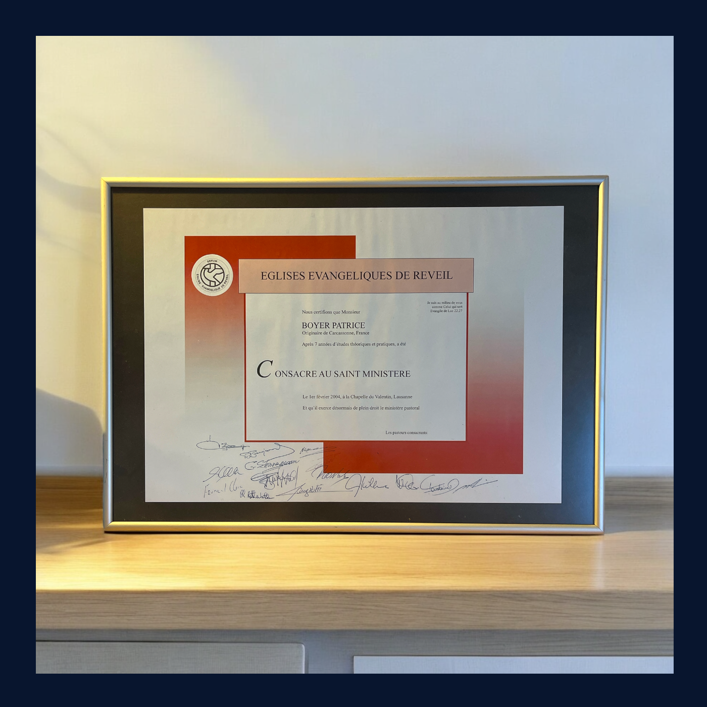 Certificat de consécration – Patrice Boyer Certificat de consécration au ministère de Patrice Boyer encadré sur un meuble