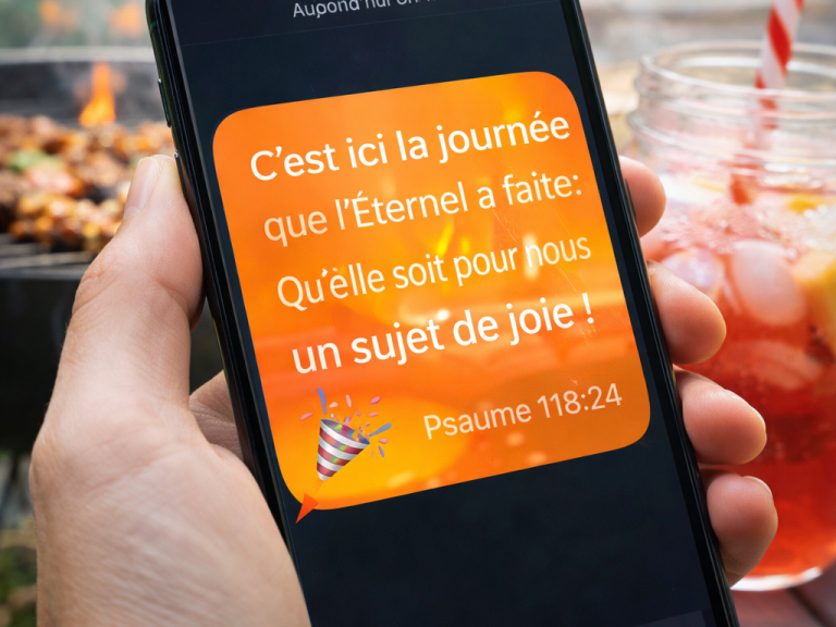 Inspiration quotidienne – Psaume 118:24 Smartphone affichant un message biblique inspirant du Psaume 118:24 sur la joie du jour, tenu en main.